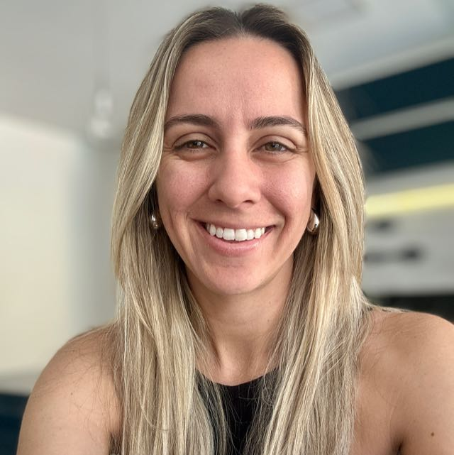 Cami sorrindo, criadora do Desafio da Não Desistente